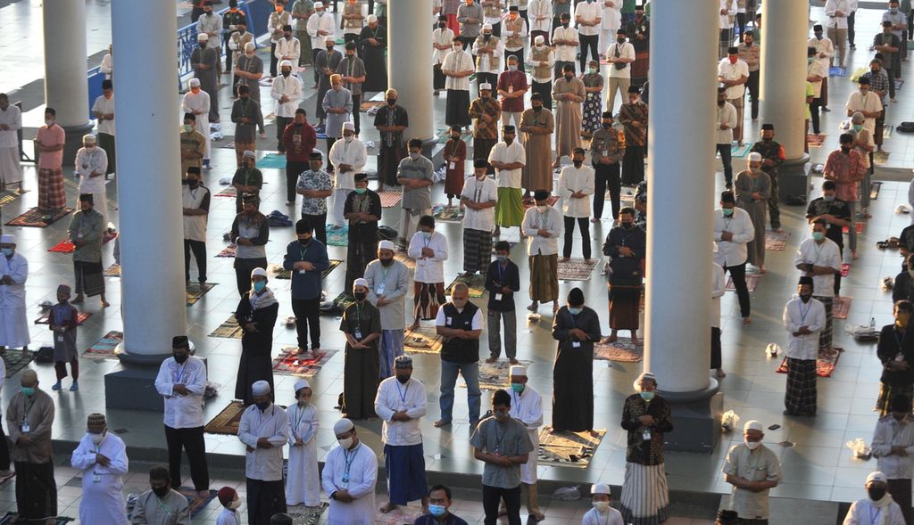Jemaah melaksanakan shalat Idul Adha di Masjid Nasional Al Akbar, Surabaya, Jawa Timur, Jumat (31/7/2020). Pengurus masjid memberlakukan protokol kesehatan yang ketat pada pelaksanaan shalat Idul Adha.