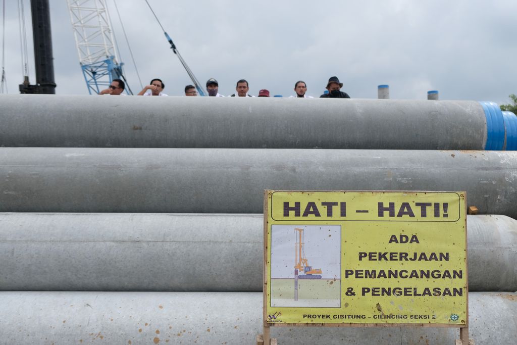 Papan informasi pembangunan Jalan Tol Cibitung-Cilincing di RW 011, Semper Timur, Jakarta Utara, Selasa (8/11/2022). 