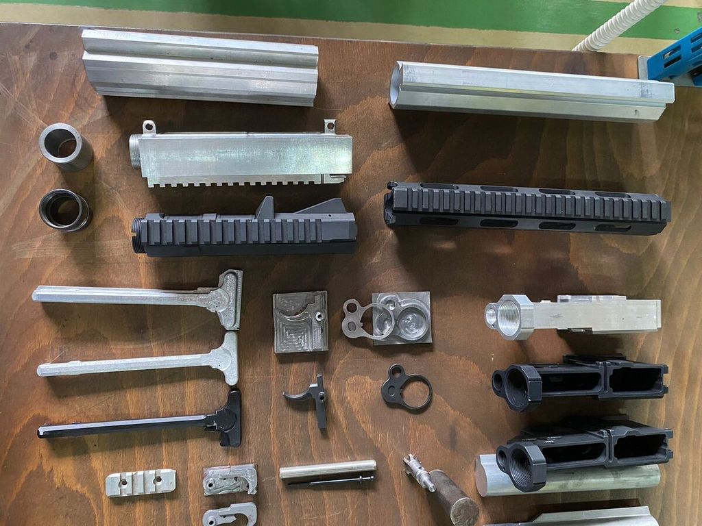 Komodo Armament melakukan ”reverse engineering” M16 lalu melakukan modifikasi dengan mengubah materialnya, Berbagai komponen ditampilkan di pabriknya di kawasan Bekasi, Kamis (22/9/2022)