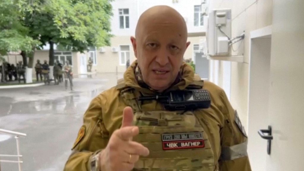 Foto yang dirilis biro pers Prigozhin ini menunjukkan, pemilik perusahaan penyedia jasa tentara bayaran, Wagner Group, Yevgeny Prigozhin, menyampaikan pesannya melalui rekaman video  di Kota Rostov-on-Don, Rusia, Sabtu (24/6/2023).  