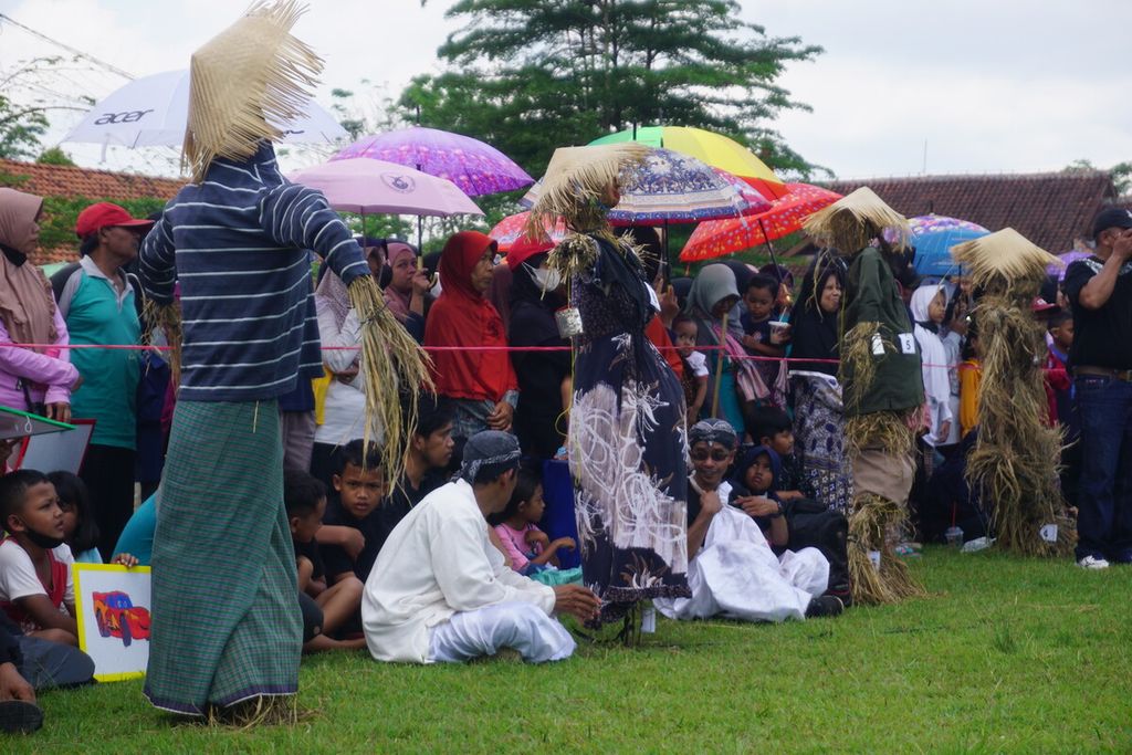Warga antusias menonton rangkaian kegiatan Festival Jerami di Desa Pangebatan, Kecamatan Karanglewas, Kabupaten Banyumas, Jawa Tengah, Minggu (18/9/2022). Acara ini digelar sebagai wujud syukur atas tanah yang subur.