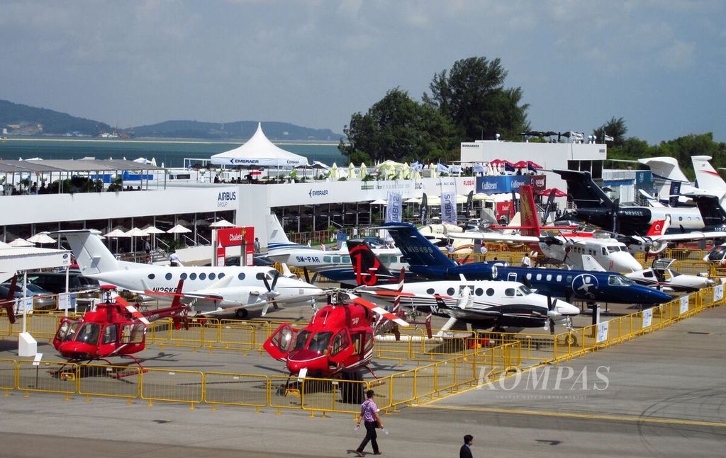 Berbagai jenis helikopter dan pesawat jet eksekutif dipamerkan di ajang Singapore Air Show 2016 di Bandara Changi, Singapura, 17 Februari 2016. Jumlah orang kaya dan superkaya di Asia juga terus meningkat.