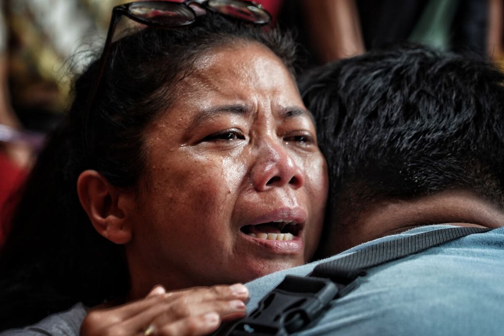 Rita Kartika Sari (51) menangis sambil memeluk anaknya, Emmanuel Brahma (19), setelah keduanya mengikuti kegiatan pencucian kaki ibu yang menjadi bagian rangkaian menjelang perayaan Cap Go Meh di Wihara Dhanagun (Hok Tek Bio), Kota Bogor, Jawa Barat, Sabtu (28/1/2023). 