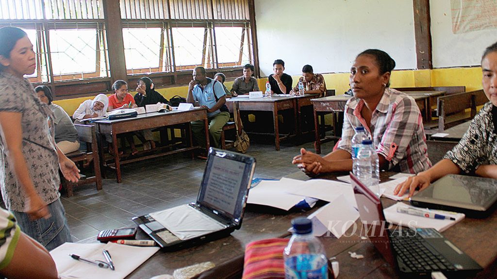 Para guru di Kabupaten Teluk Bintuni, Papua Barat, pada akhir 2014.