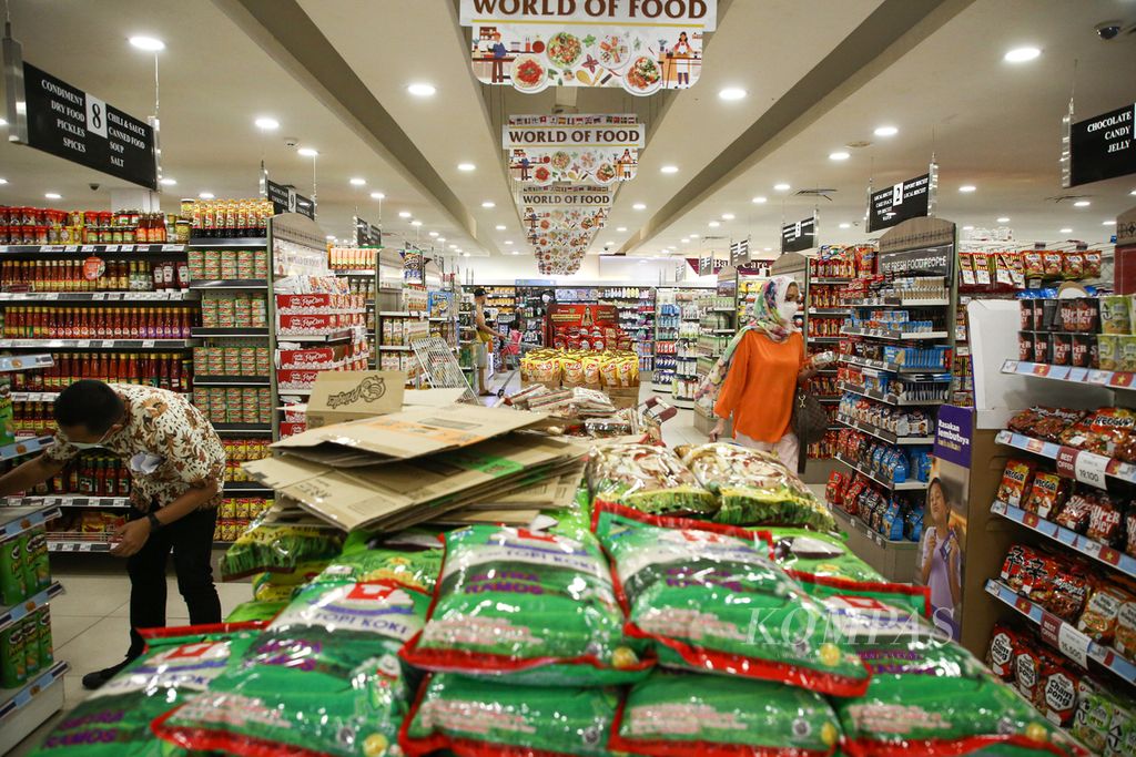 Pengunjung berbelanja di supermarket Hero di kawasan perumahan Bintaro, Tangerang Selatan, Banten, Selasa (14/9/2021). Pelonggaran kegiatan masyarakat membuat bisnis ritel kembali menggeliat.
