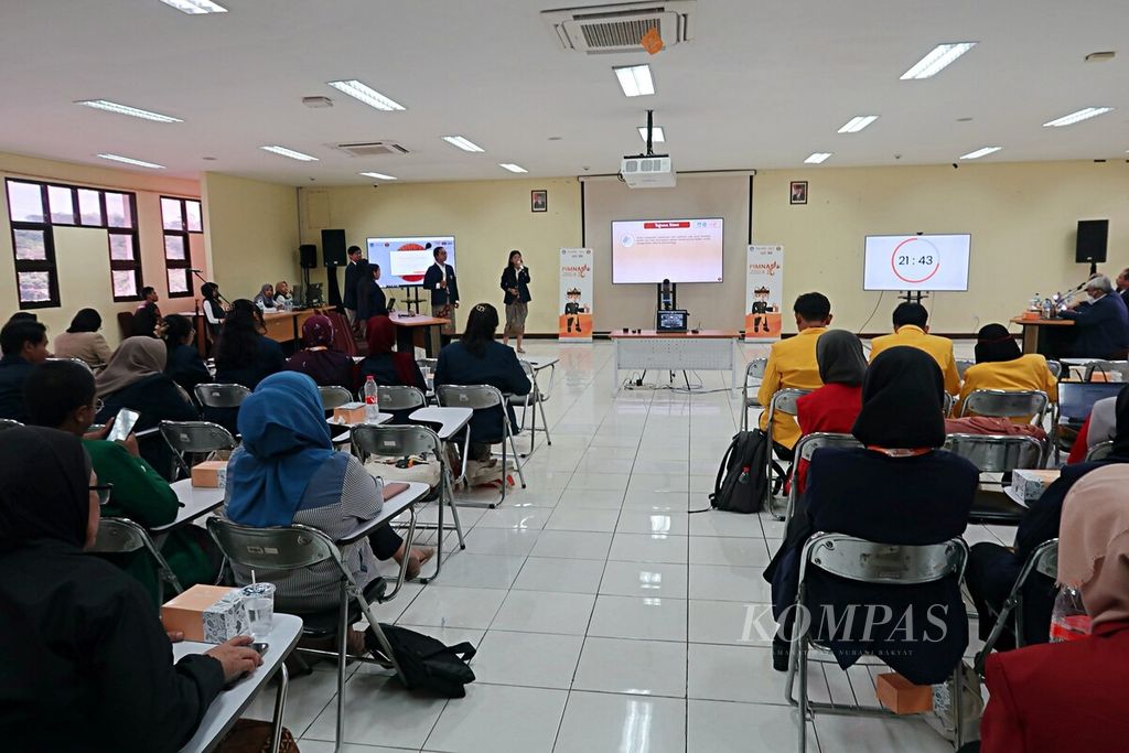 Tim mahasiswa dari Universitas Udayana mempresentasikan hasil penelitian di hadapan juri dalam acara Pekan Ilmiah Mahasiswa Nasional atau Pimnas ke-36 yang berlangsung selama 26-30 November 2023 di Universitas Padjadjaran, Jatinangor, Sumedang, Jawa Barat, Selasa (28/11/2023)