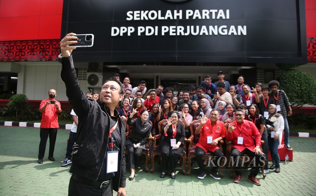 Ketua DPP PDI Perjuangan Prananda Prabowo (depan) melakukan swafoto bersama Ketua Umum PDI Perjuangan Megawati Soekarnoputri (tengah) dan wartawan peliput Rapat Kerja Nasional (rakernas) II PDI Perjuangan di Sekolah Partai PDI Perjuangan, Lenteng Agung, Jakarta, Kamis (23/6/2022). Salah satu hasil rekomendasi dalam rakernas itu adalah keputusan penetapan bakal calon presiden yang akan diusung partai dalam Pemilu 2024 ditetapkan oleh Megawati Soekarnoputri sebagai ketua umum PDI Perjuangan. Kompas/Hendra A Setyawan (HAS)
