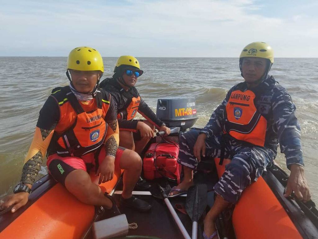 Tim SAR gabungan mencari korban tenggelam di wilayah perairan Lampung, beberapa waktu lalu. 