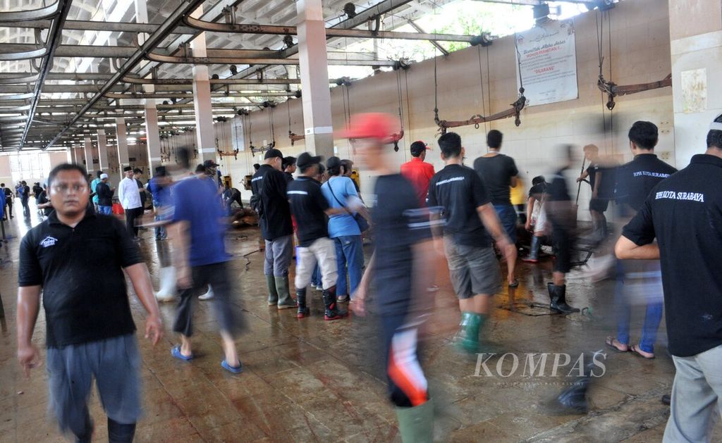 Aktivitas di Rumah Pemotongan Hewan Pegirian, Surabaya, Kamis (29/6/2023), saat Idul Adha. 