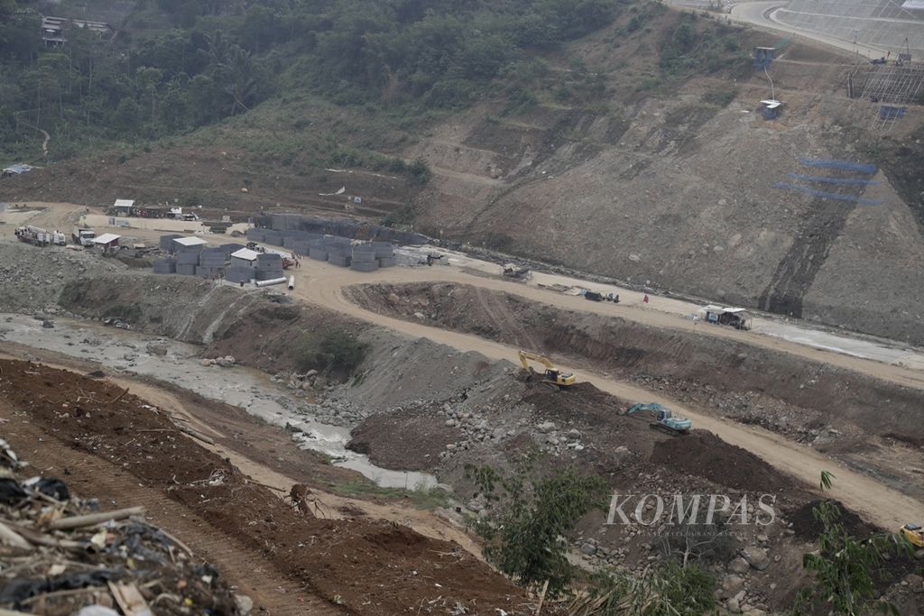 Proses pembangunan bendungan Ciawi di Gadog, Kabupaten Bogor, Jawa Barat, Kamis (22/8/2019). 