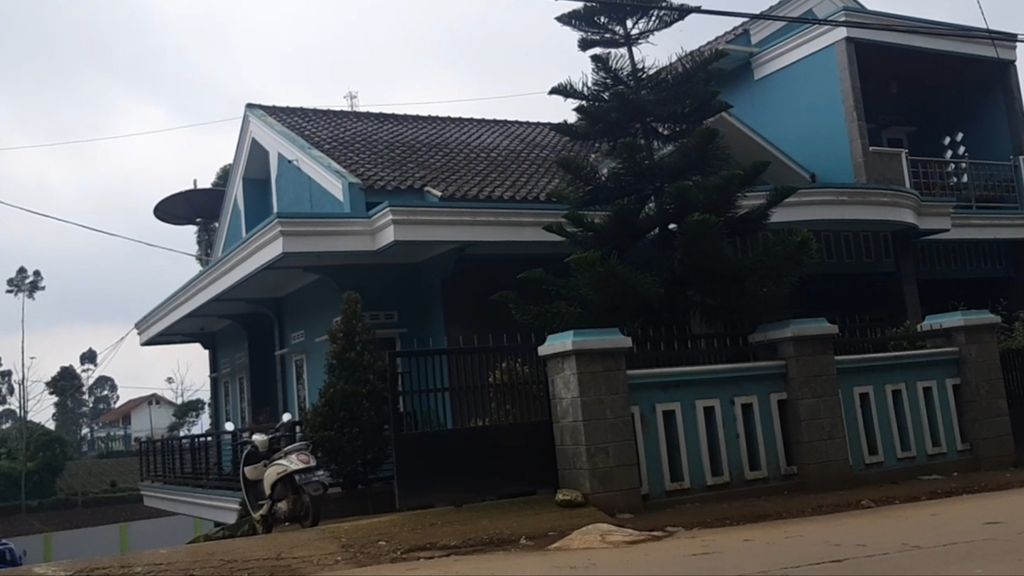 Tampak depan rumah W, salah seorang juragan pupuk di Cibeureum, Kertasari, Kabupaten Bandung, Jawa Barat, awal Desember 2021. Dia diduga kuat mengalirkan pupuk sampai ke Indramayu, Jawa Barat.
