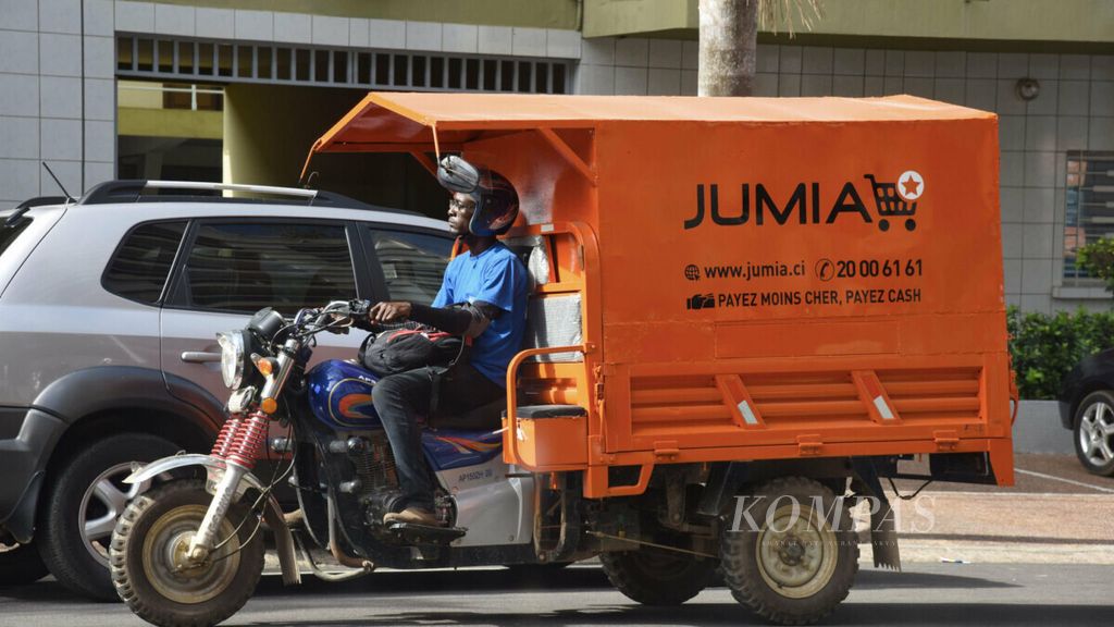 Seorang kurir Jumia, salah satu platform e-dagang di Nigeria, melintas di Distrik Plateau Abidjan pada 24 April 2019.