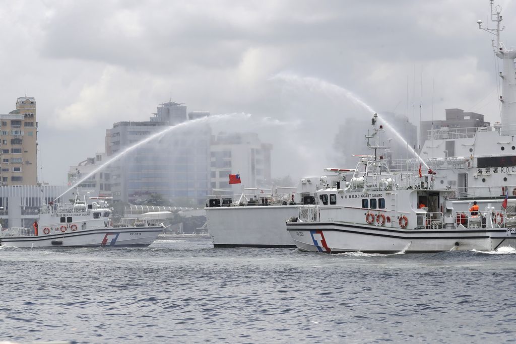 Anggota Penjaga Pantai Taiwan mengikuti latihan antiterorisme di luar Pelabuhan Kaohsiung, Taiwan, Sabtu, 10 Juni 2023. 