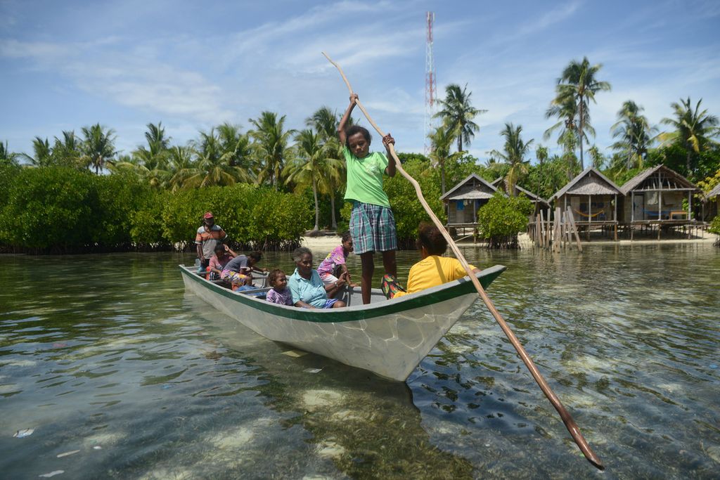 Sekelompok anggota keluarga menaiki perahu untuk mencari kerang yang akan dihidangkan untuk tamu di penginapan mereka di Pulau Arborek, Distrik Meosmansar, Raja Ampat, Papua Barat, Minggu (30/5/2021).
