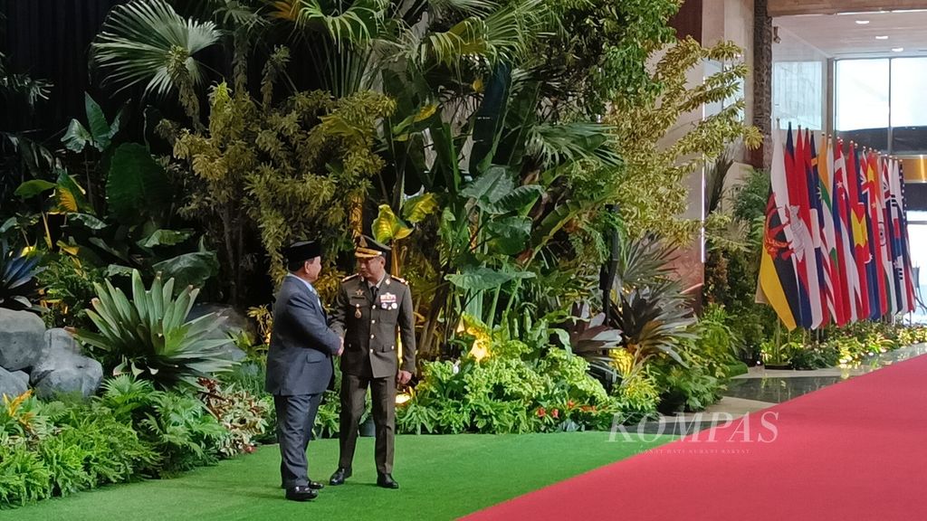 Menteri Pertahanan Prabowo Subianto menyambut kedatangan Menteri Pertahanan Kamboja Jenderal Tea Seiha dalam rangka The 17th ASEAN Defence Ministers’ Meeting (ADMM) 2023 di Jakarta Convention Center, Jakarta, Rabu (15/11/2023).