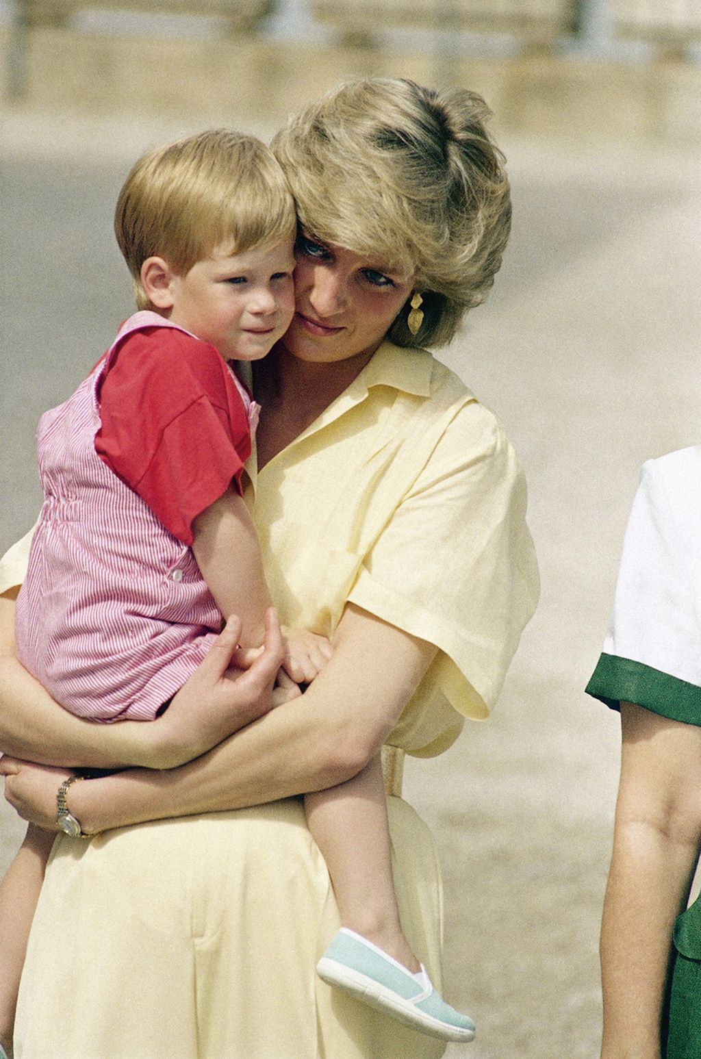 Putri Diana, the Princess of Wales, menggendong putranya, Pangeran Harry, di Istana Kerajaan di Majorca, Spanyol, 9 Agustus 1987. 