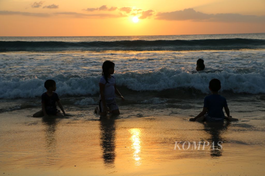Anak-anak bermain di Pantai Lampu,uk, Kecamatan Lhoknga, Kabupaten Aceh Besar, Provinsi Aceh, 1 Januari 2020. Perlindungan terhadap anak dari kejahatan seksual di Aceh dinilai masih lemah. Qanun Jinayat didesak untuk revisi dengan memperkuat perlindungan dan memperberat hukuman.