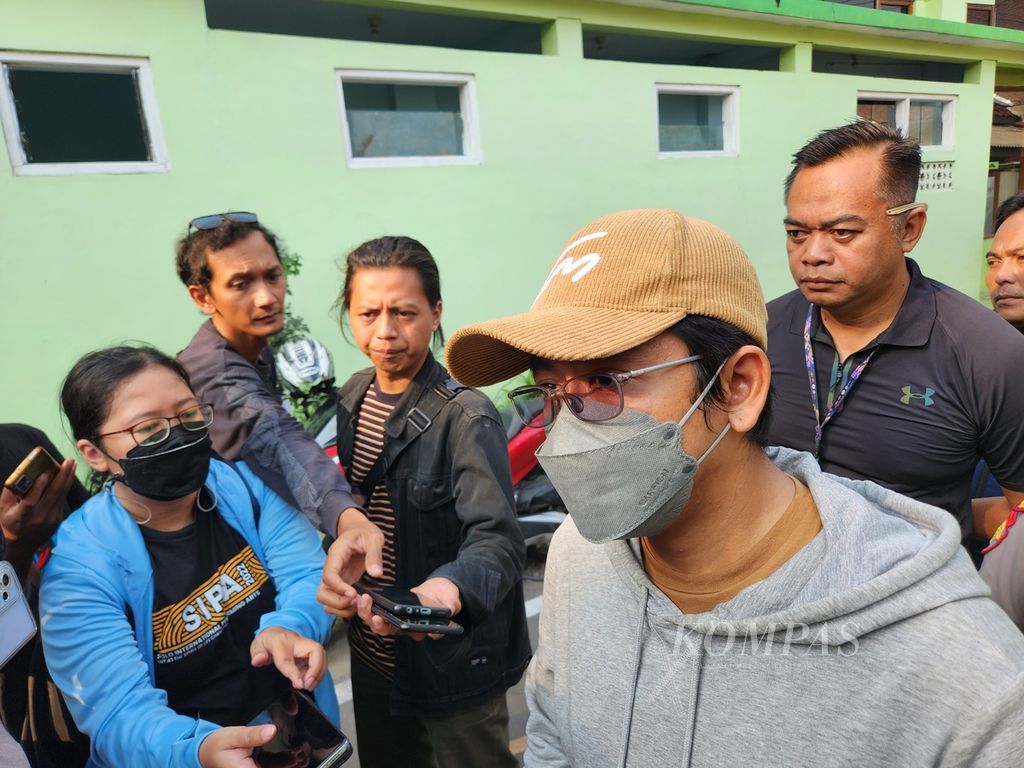 Adik VH, YY (kanan), diwawancarai awak media terkait kasus tewasnya sang kakak, di sela-sela ekshumasi makam VH untuk otopsi, di Pemakaman Boto, Kelurahan Sumber, Kecamatan Banjarsari, Kota Surakarta, Jawa Tengah, Jumat (23/8/2024). VH tewas dianiaya suaminya, AS. Keduanya menikah belum genap satu bulan. 