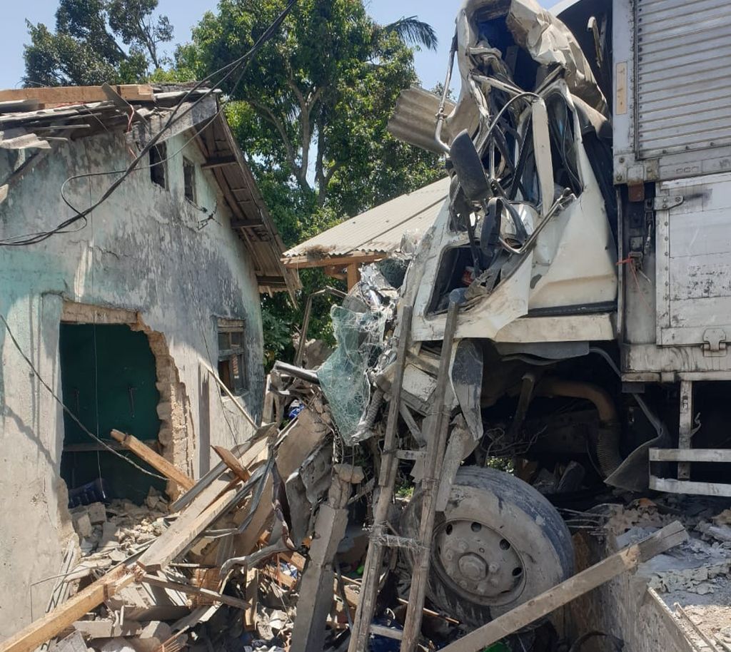 Sebuah rumah yang ditabrak truk tronton di Jalan Raya Sukabumi, Desa Cikahuripan, Kabupaten Cianjur, Jawa Barat, Kamis (21/12/2023). Salah seorang penghuni rumah tewas akibat peristiwa ini.