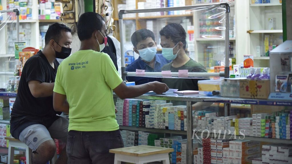 Pedagang obat melayani pembeli di Pasar Pramuka, Matraman, Jakarta Timur, Rabu (7/7/2021). Saat ini sejumlah obat yang berkhasiat membantu penyembuhan pasien Covid-19 tidak lagi tersedia di Pasar Pramuka. Obat seperti Vermectin, Favipiravir, Remdesivir hingga Oseltamivir telah habis sejak beberapa minggu lalu seiring dengan tingginya permintaan masyarakat di tengah ledakan kasus Covid-19. 