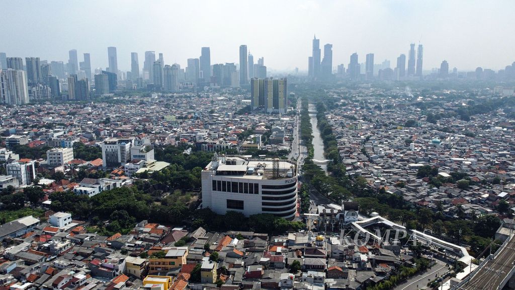 Lanskap Kota Jakarta dengan permukiman yang padat dan gedung-gedung tinggi sebagai latar belakangnya, Selasa (13/6/2023). 