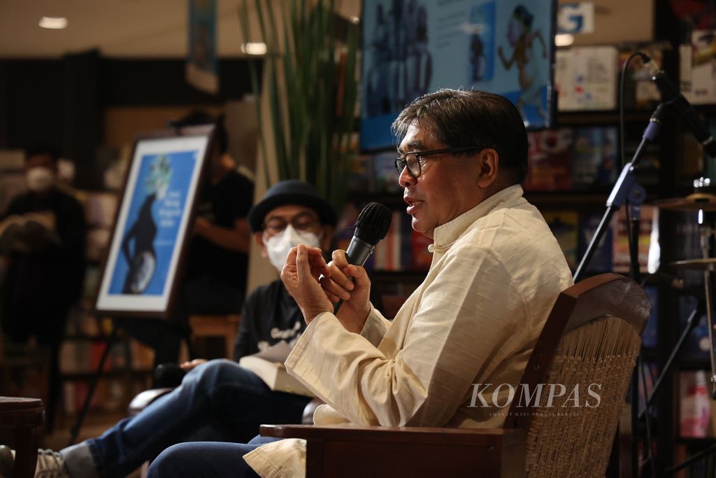 Budayawan Sindhunata menjelaskan proses penulisan novel <i>Anak Bajang Mengayun Bulan</i> pada acara peluncuran buku tersebut di toko buku Gramedia, Yogyakarta, Selasa (29/3/2022).