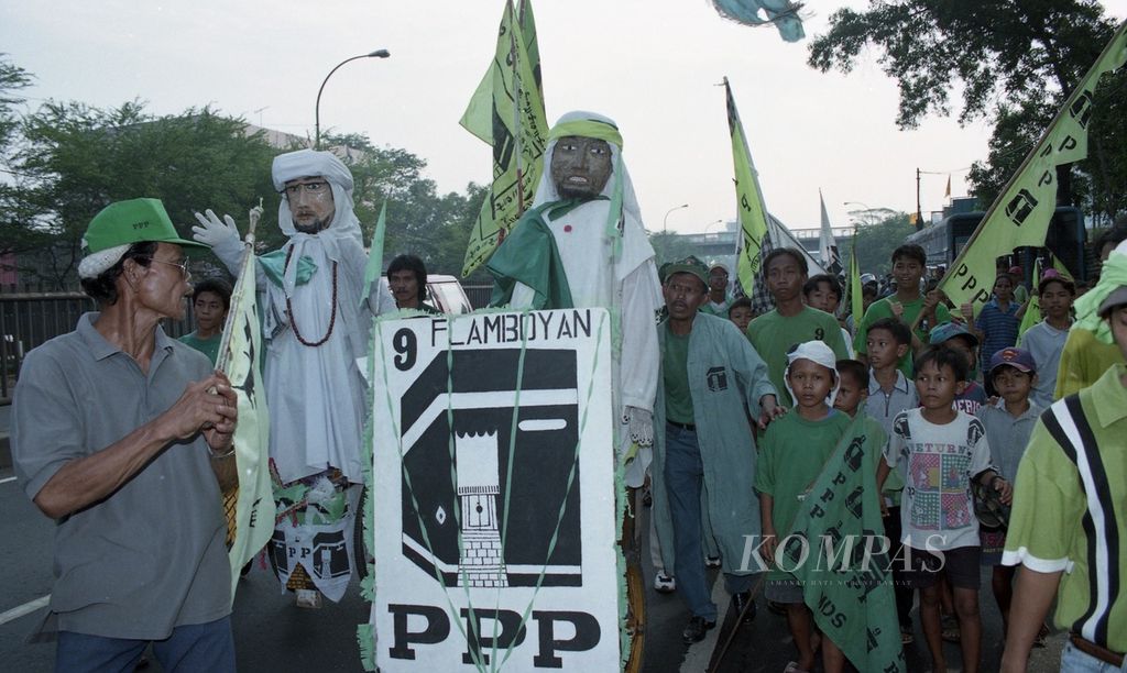 Partai Persatuan Pembangunan (PPP) menggelar kampanye hari pertama di Jakarta, Kamis (20/5/1999).  Jika biasanya kampanye dilakukan dengan pawai kendaraan, kelompok ini justru berjalan kaki sambil mengusung atribut-atribut partai. 