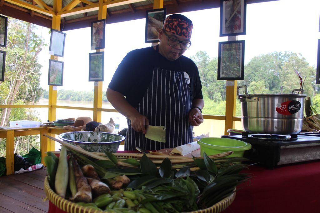 <i>Chef</i> Ragil dari Nusa Indonesian Gastronomy demo memasak dalam Festival Pangan di Bukit Sua, Kota Palangkaraya, Kalteng, Kamis (17/2/2022). Selain memasak, ia juga ikut mengidentifikasi pangan lokal Dayak dalam acara tersebut.