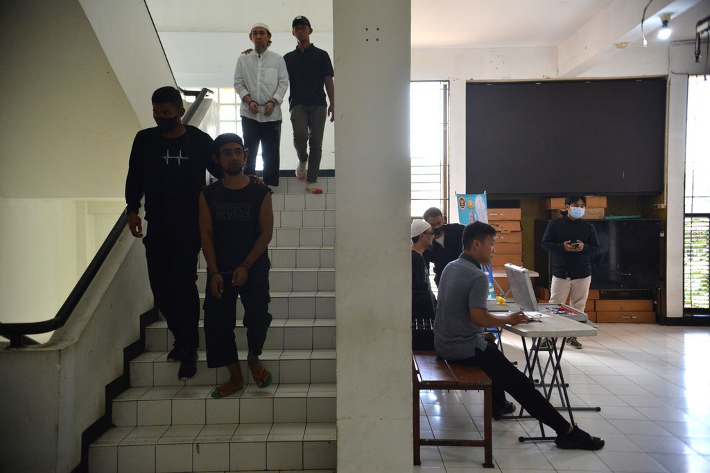 Para tahanan teroris menuruni anak tangga untuk mengikuti pemeriksaan mata di Rutan Narkoba Polda Metro Jaya, Jakarta, Rabu (29/3/2023). Densus 88 bekerja sama dengan Badan Nasional Penanggulangan Terorisme menggelar cek kesehatan mata bagi para tahanan teroris. Sebanyak 48 tahanan teroris mengikuti pemeriksaan kesehatan mata ini. Pemeriksaan ini merupakan bagian dari pembinaan para tahanan serta pengecekan kesehatan secara berkala. 