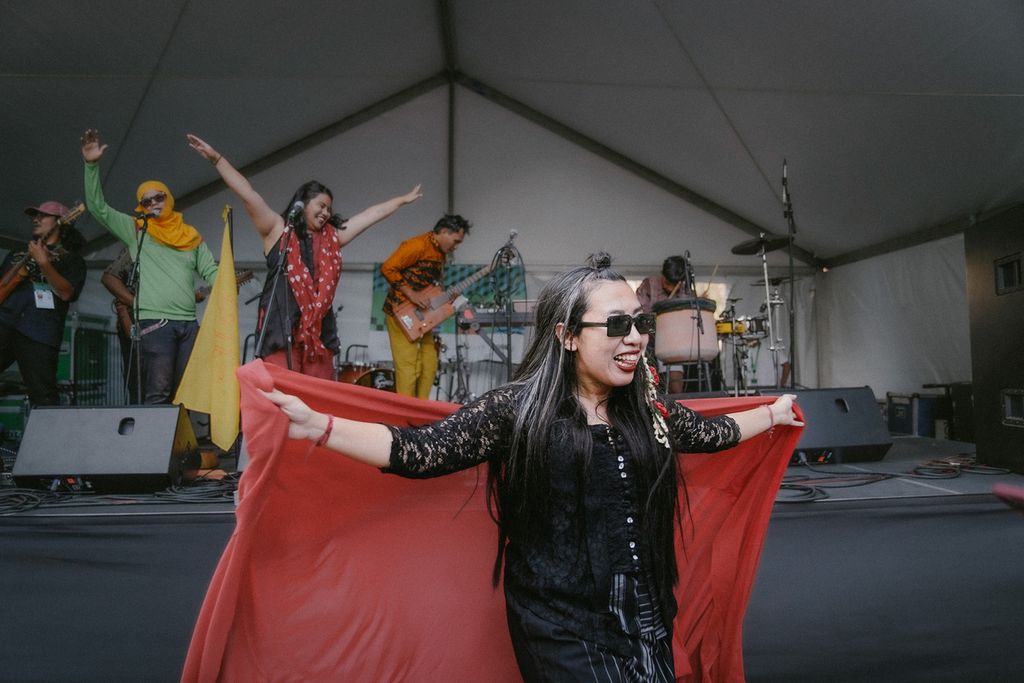 Monica Hapsari (depan) bersama grup Lair asal Majalengka, Jabar, tampil di panggung International Day Stage di ajang festival South by Southwest (SXSW) di Austin, Texas, Amerika Serikat, Rabu (13/3/2024) waktu setempat.