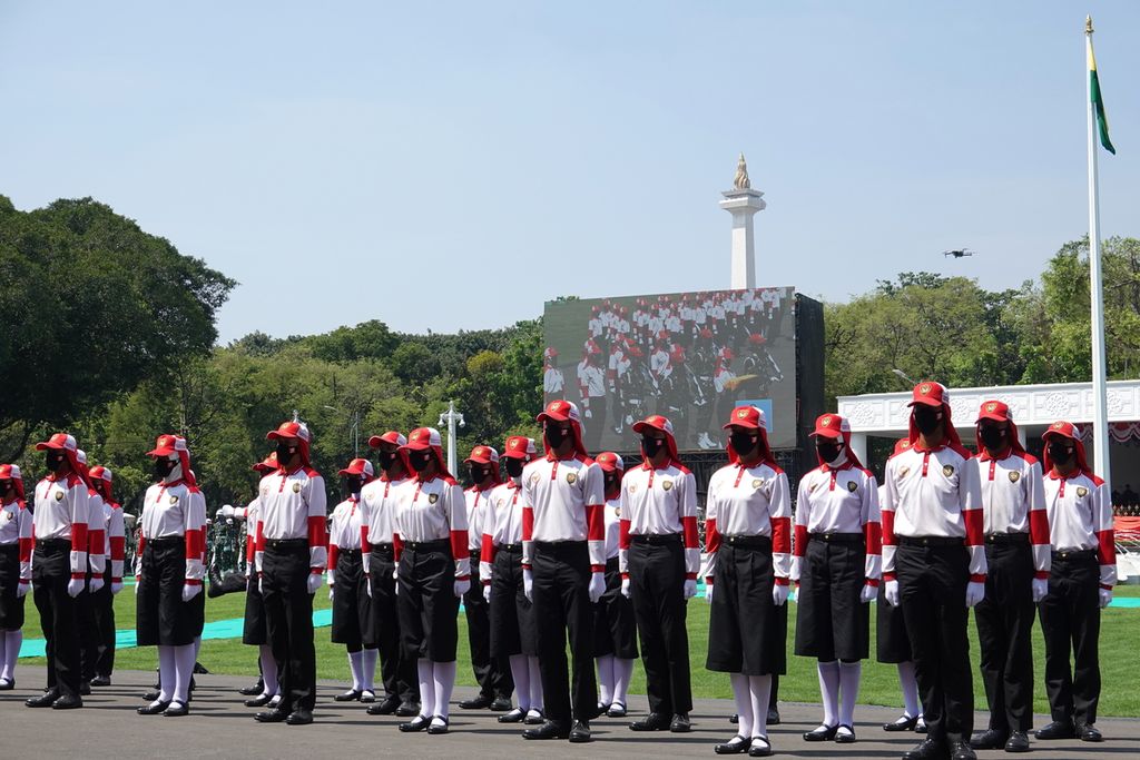 Pasukan Pengibar Bendera Pusaka atau Paskibraka berlatih pada geladi kotor Upacara Peringatan Detik-detik Proklamasi Kemerdekaan RI di Istana Merdeka, Minggu (14/8/2022).