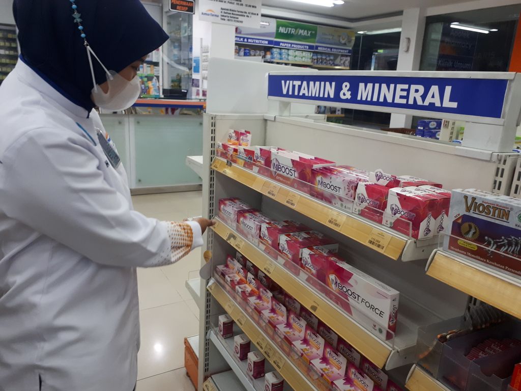 Petugas Kimia Farma di Kebayoran Baru, Jakarta Selatan, menunjukkan rak tempat obat sirop yang diisi oleh tablet vitamin, Senin (24/10/2022).