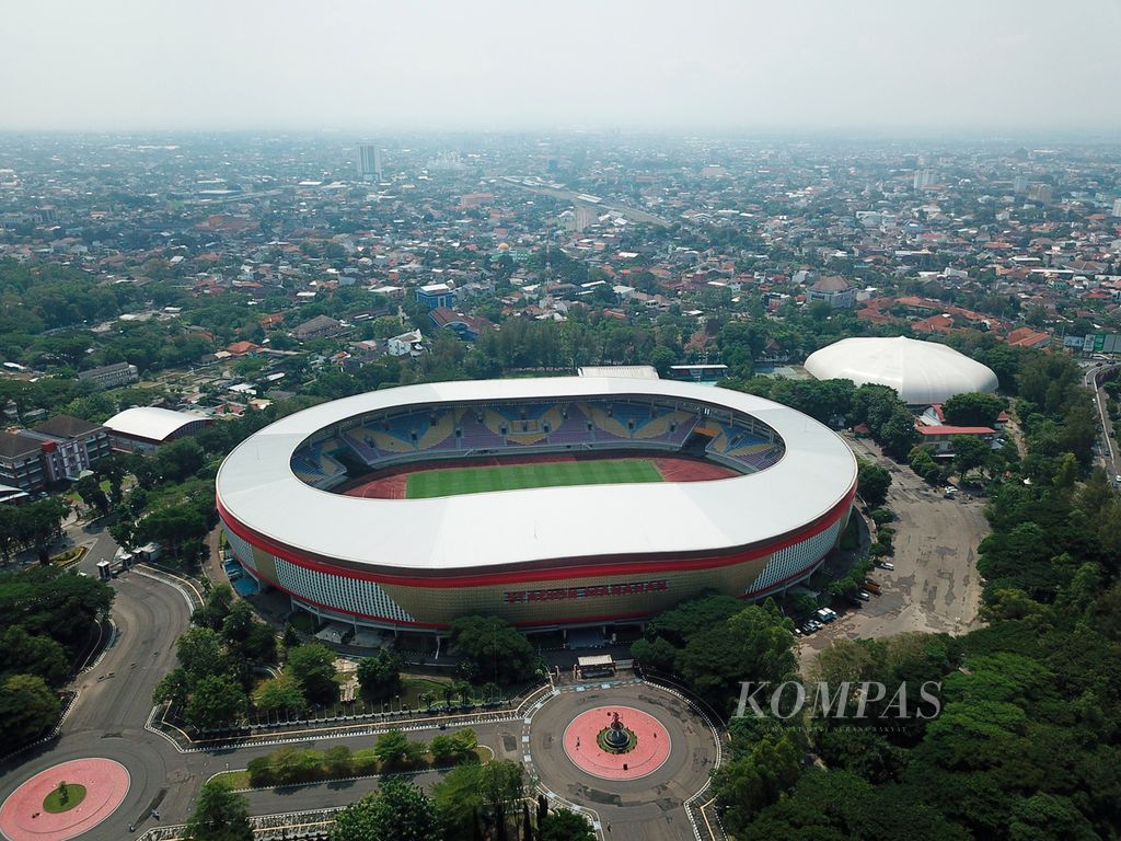 Stadion Manahan yang akan digunakan untuk penyelenggaraan Piala Dunia U-20 di Kota Surakarta, Jawa Tengah, Senin (20/3/2023). 