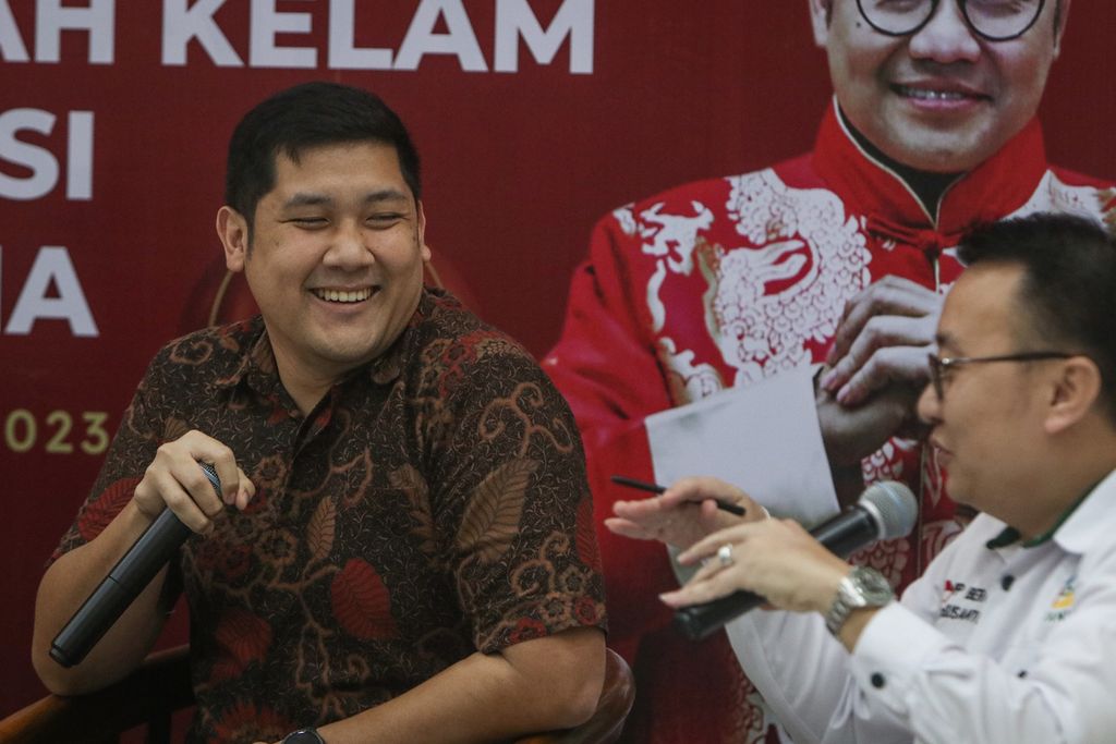 Juru Bicara Milenial PKB Mikhael Sinaga (kiri) berbicara dalam diskusi publik bertajuk "Imlek dan Sejarah Kelam Diskriminasi di Indonesia" di kantor DPP PKB, Jakarta, Jumat (20/1/2023). 