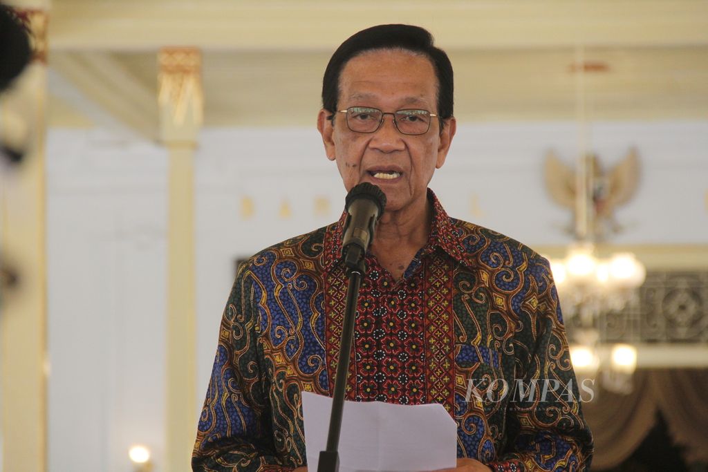 Gubernur Daerah Istimewa Yogyakarta (DIY) Sultan Hamengku Buwono X menyampaikan pidato dalam rangka sapa aruh atau menyapa warga, Rabu (31/8/2022), di Bangsal Kepatihan, kompleks kantor Gubernur DIY, Kota Yogyakarta. 