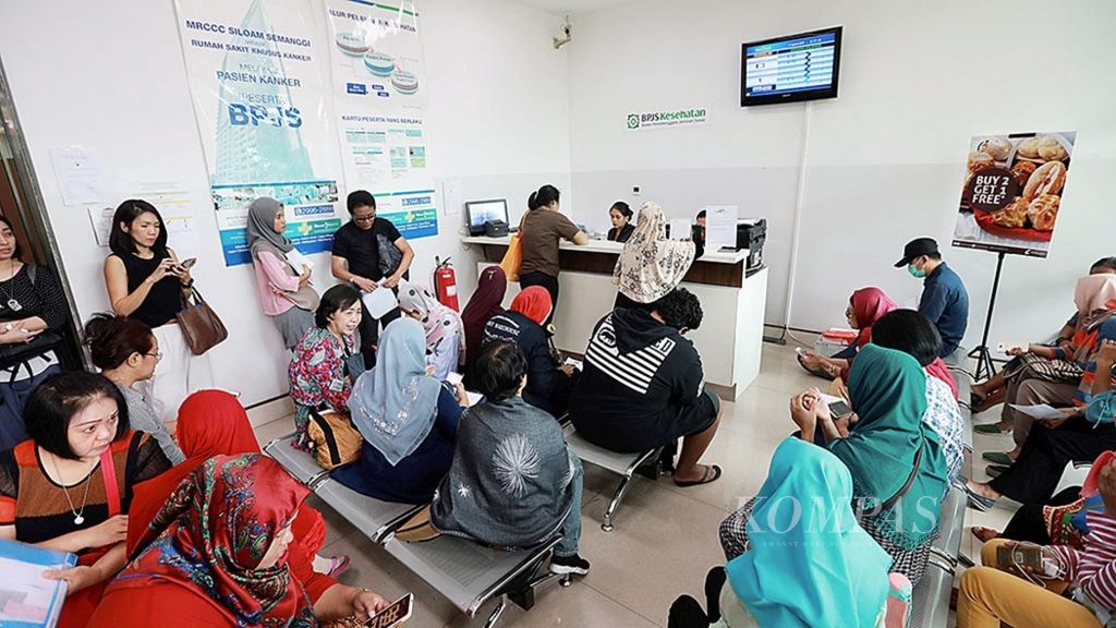 Warga mengurus kelengkapan administrasi untuk mendapatkan tanggungan biaya Badan Penyelenggara Jaminan Sosial (BPJS) Kesehatan di RS Siloam Semanggi, Jakarta, Senin (13/8/2018). 