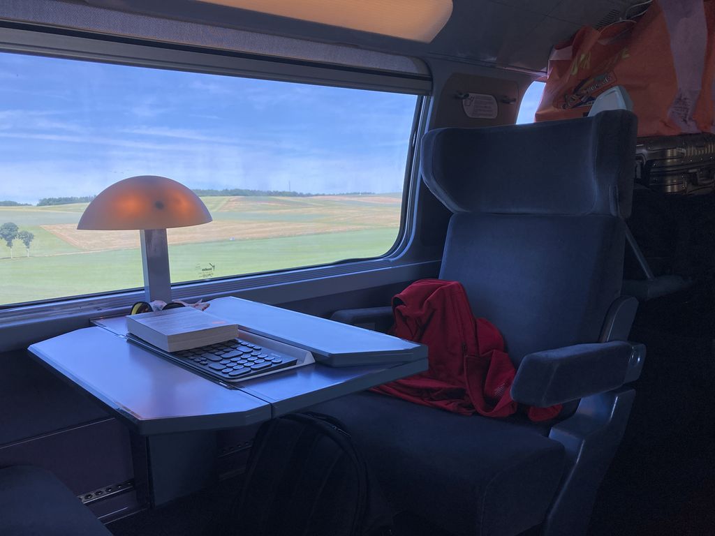 Meski memakan waktu lebih lama, bepergian naik kereta menawarkan pemandangan alam pedesaan yang menawan, seperti terlihat dari kursi TGV Perancis berkecepatan tinggi dari Paris ke Zurich, Sabtu (21/5/2022). 