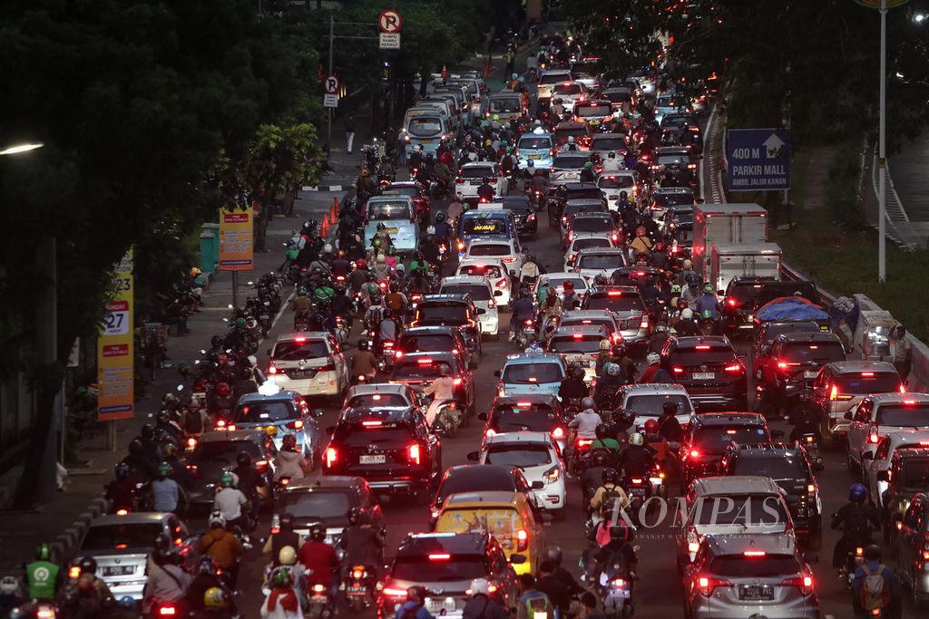 Kemacetan saat jam pulang kerja di Jalan Raya Casablanca, Jakarta, Senin (21/8/2023). Kemacetan masih terjadi meskipun Pemerintah Provinsi DKI Jakarta telah menerapkan kebijakan <i>work from home </i>(WFH) atau bekerja dari rumah bagi 50 persen aparatur sipil negara (ASN). 