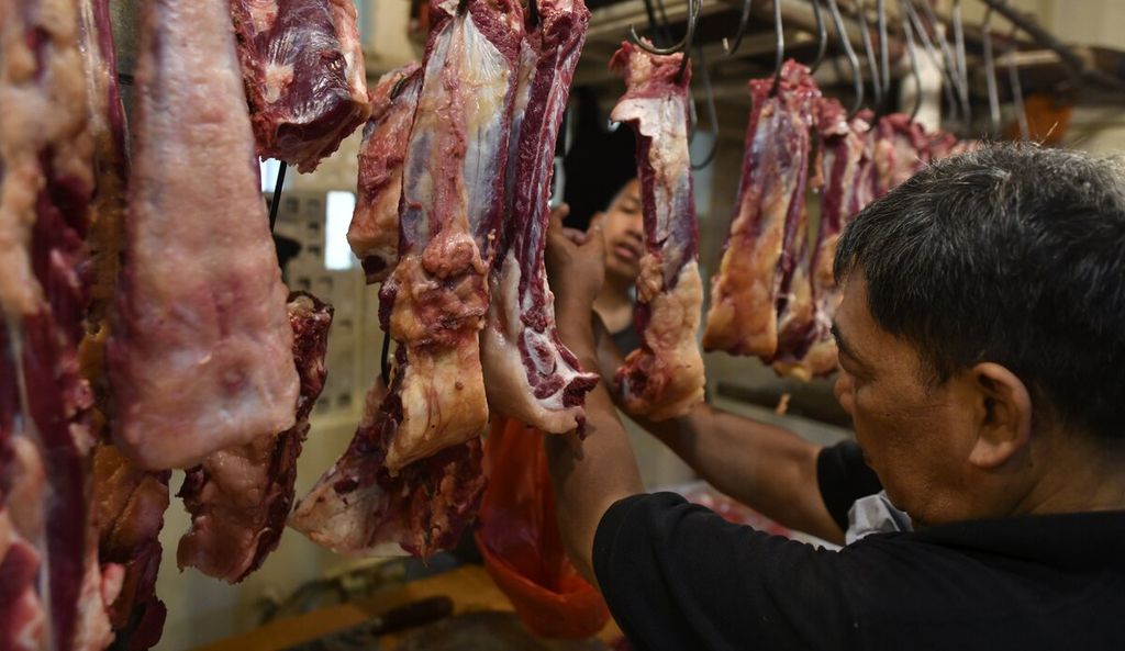 Daging sapi tergantung di salah satu kios daging di Pasar Senen, Jakarta, Kamis (17/3/2022). Menjelang bulan Ramadhan, harga sejumlah bahan pokok, seperti daging sapi dan minyak goreng, masih relatif tinggi. Harga daging sapi di sejumlah pasar di Jakarta masih berkisar Rp 150.000-Rp 160.000 per kilogram.