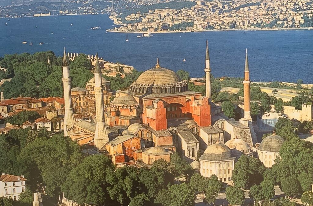 Pemandangan dari udara atas Haghia Sophia di Istanbul, Turki.