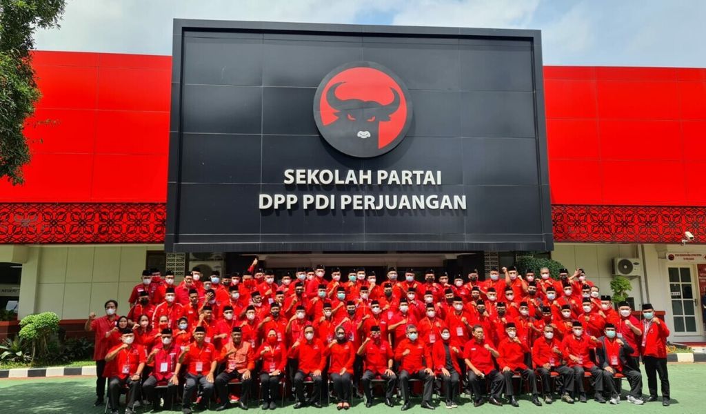 Jajaran pengurus DPC PDI-P berfoto bersama di depan Sekolah Partai milik PDI-P, di Jakarta, Sabtu (11/12/2021). 