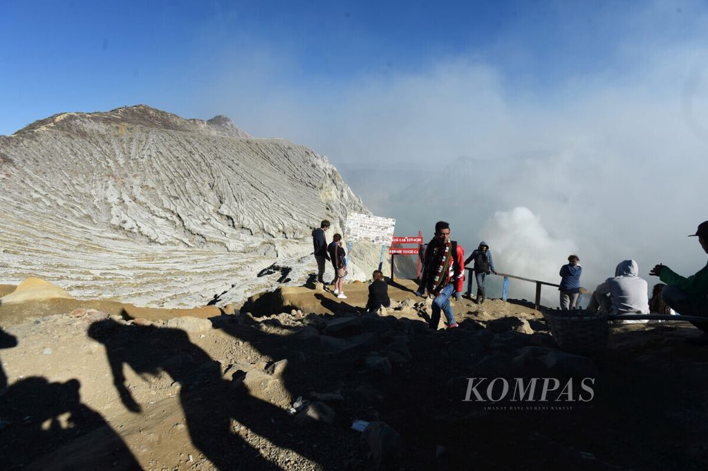 Tourists visited the crater of Mount Ijen in Banyuwangi Regency on Tuesday morning (9/8/2016). Banyuwangi Regency, which is referred to as the Sunrise of Java, has several well-known tourist attractions of beaches and mountains, which are recognized internationally.