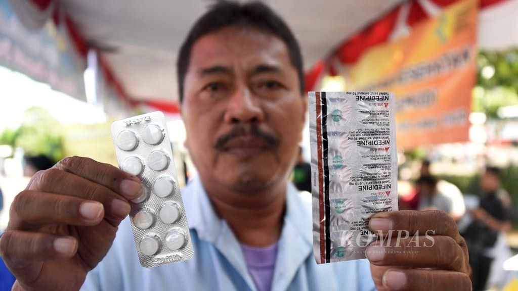 Awak bus menunjukkan obat yang diterimanya seusai menjalani pemeriksaan kesehatan di Posko Kesehatan Dinas Kesehatan Provinsi Jawa Timur di Terminal Purabaya, Sidoarjo, Selasa (28/5/2019). 