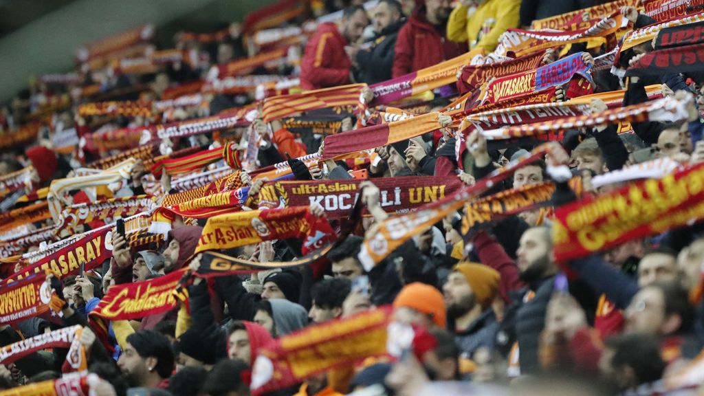 Suporter tim Galatasaray meneriakkan yel-yel dukungan kepada para pemain yang bertanding melawan Barcelona pada laga kedua babak 16 besar Liga Europa di Stadion NEF, Turki, Jumat (18/3/2022) dini hari WIB. Dukungan gegap gempita suporter yang memenuhi stadion ini belum cukup membawa Galatasaray lolos ke babak perempat final. Pada laga ini, Galatasaray kalah 1-2. 