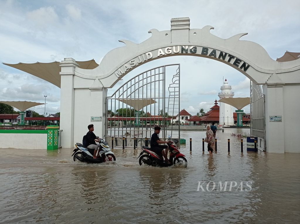 Kompleks Masjid Agung Banten yang berdekatan dengan Keraton Surosowan di Kawasan Wisata Banten Lama, Kota Serang, terendam banjir dengan ketinggian air di halaman masjid berkisar 10 sentimeter hingga 30 cm, Rabu (2/3/2022).