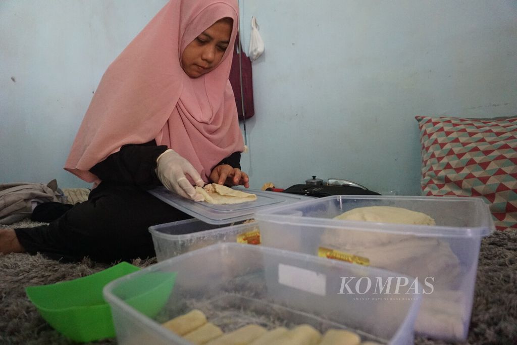 Irma (45) memproduksi sosis solo di rumahnya di Desa Pangebatan, Karanglewas, Banyumas, Jawa Tengah, Rabu (24/8/2022).