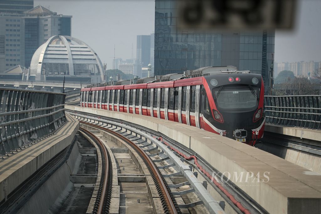 Rangkaian LRT Jabodebek melintas di kawasan Kuningan, Jakarta, Rabu (12/7/2023).
