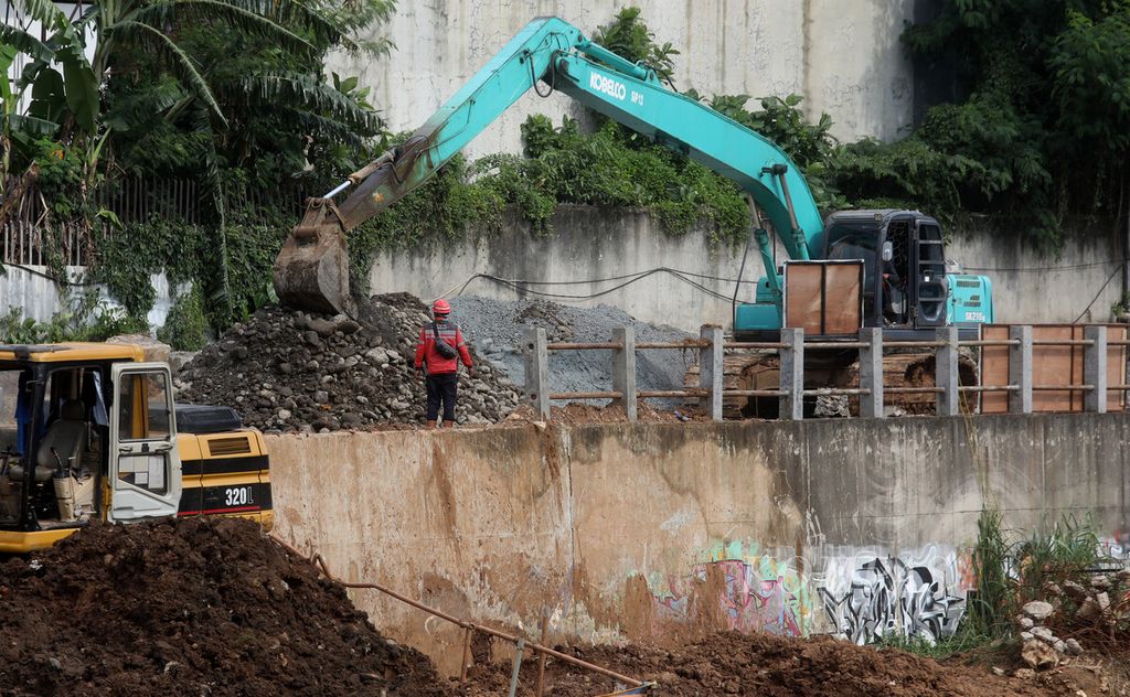 Pengerjaan proyek sodetan Kali Ciliwung-Kanal Banjir Timur di kawasan Bidara Cina, Jakarta Timur, Senin (16/1/2023). 