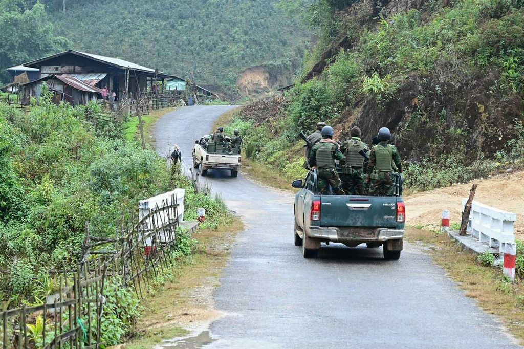 Foto bertanggal 13 Desember 2023 ini memperlihatkan anggota kelompok bersenjata warga etnis minoritas, Tentara Pembebasan Nasional Ta'ang atau Ta'ang National Liberation Army (TNLA), menuju garis depan pertempuran melawan tentara Myanmar di Namhsan Township, Negara Bagian Shan, Myanmar utara.  
