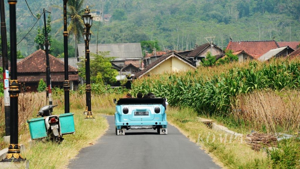 Wisatawan menikmati suasana perdesaan di sekitar Candi Borobudur dengan menggunakan mobil VW Safari, Juni 2019.